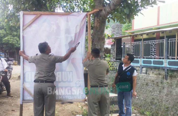 Ratusan APK Caleg Dicopot Panwas Karena Melanggar Aturan