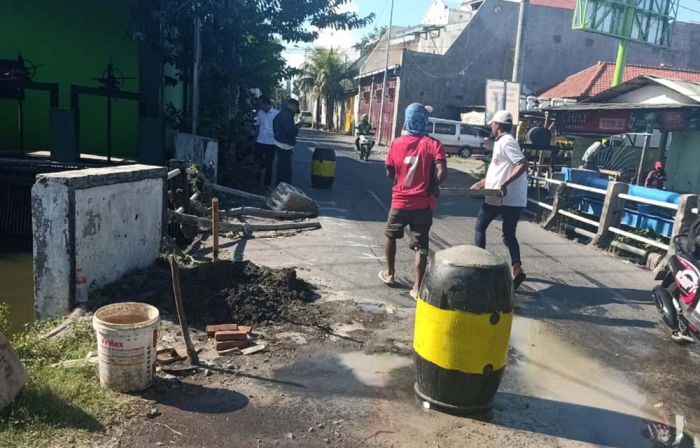 Protes Jembatan Rusak Tak Segera Diperbaiki, Warga Sedati Sidoarjo Pasang Portal dan Drum Cor