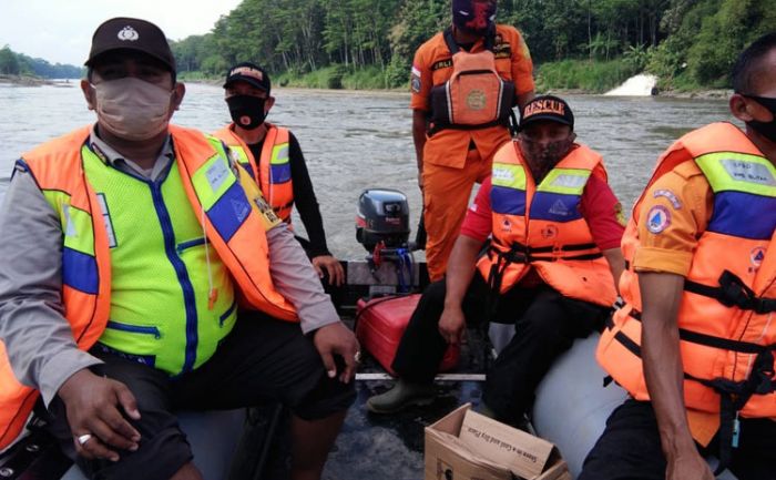 Pria di Blitar Hanyut di Sungai Brantas Saat Cari Ikan