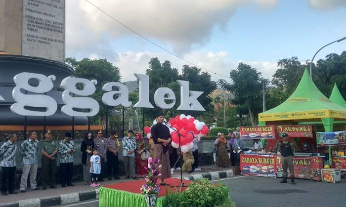 Buka Pasar Rakyat Trenggalek, Bupati Arifin: Kalau Lihat Warungnya Orang Trenggalek, Tolong Dibeli