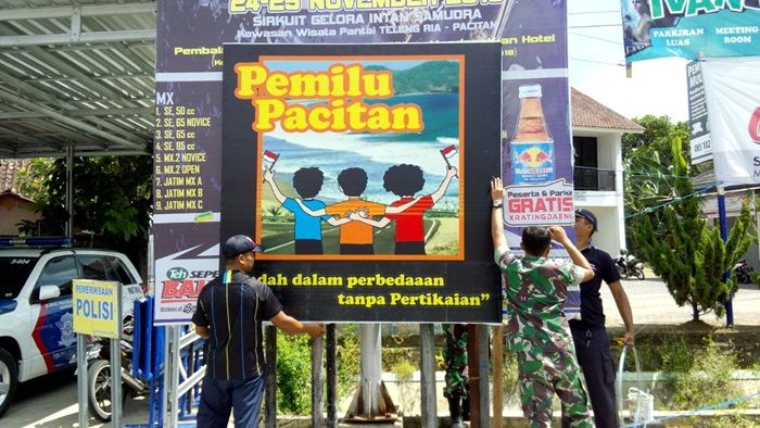 Dandim Pacitan Pasang Baliho Penyejuk Hati di Masa Tenang Pemilu 2019