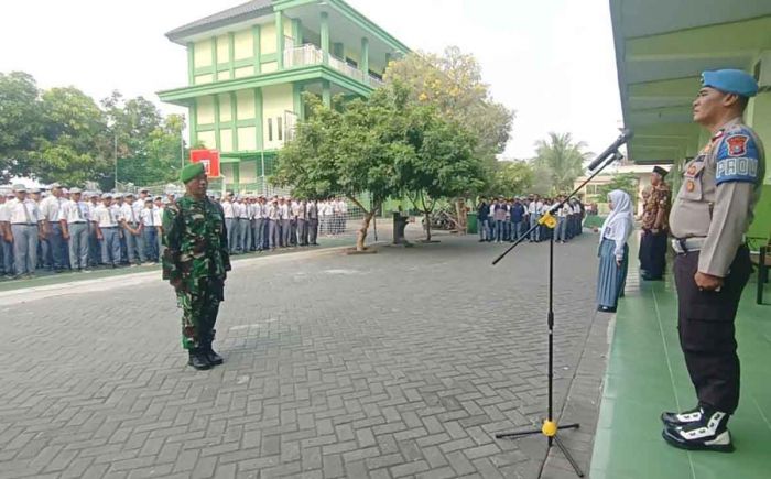 Bhabinkamtibmas dan Babinsa Rejeni Jadi Pembina Upacara di SMK Islam Krembung