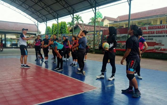 Atlet Bola Voli Kabupaten Kediri Panasi Mesin Sambut Pra Porprov VIII Jatim