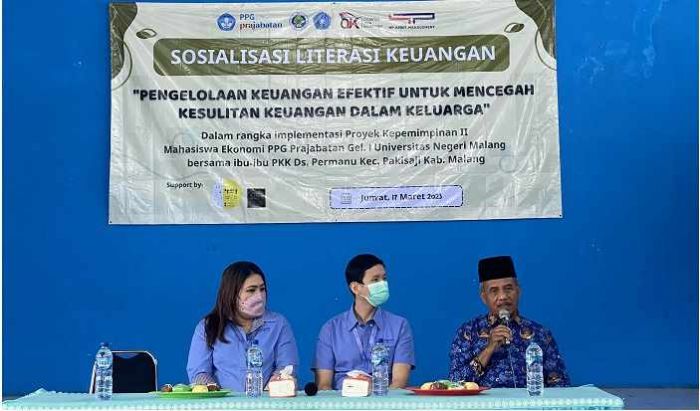 Mahasiswa PPG Prajabatan Pendidikan Ekonomi UM Sosialisasi Literasi Keuangan bagi PKK Desa Permanu