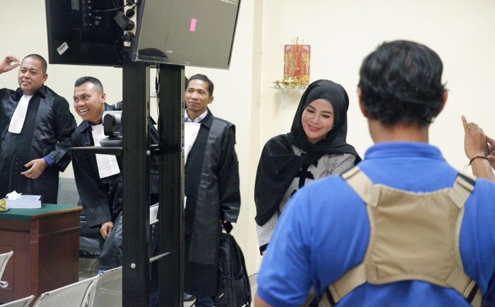 Istri Muda Bupati Bangkalan Hadiri Sidang Kasus Dugaan Korupsi Suaminya, Diana Ungkap Setoran Fee