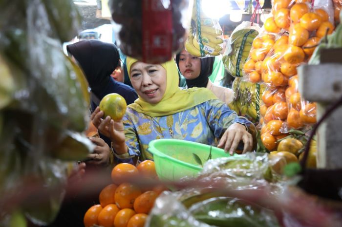 Didoakan Menang Pilgub oleh Pedagang Pasar Sepanjang, Khofifah: Buah yang Dijual Berkualitas Premium