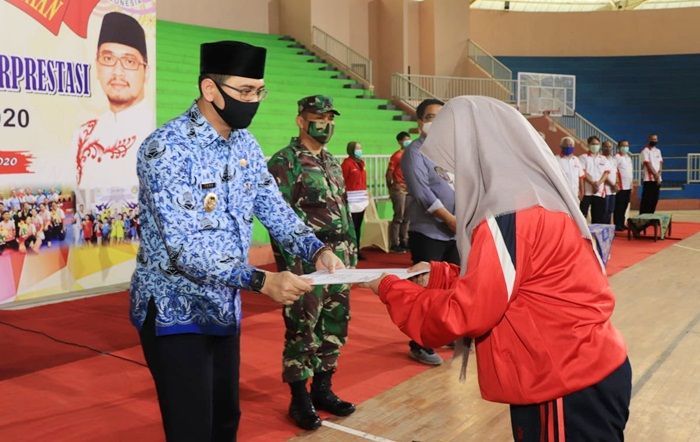 ​Beri Motivasi, Plt Wali Kota Pasuruan Serahkan Uang Pembinaan ke Atlet dan Pelatih 