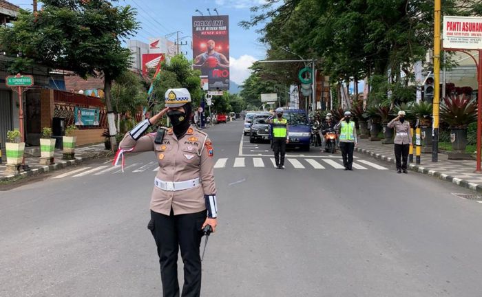 Berhenti Sejenak, Pengguna Jalan di Kota Batu Heningkan Cipta Peringati Hari Pahlawan