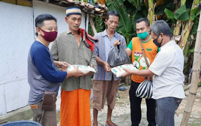 Peduli Dampak Covid-19, HARIAN BANGSA/BANGSAONLINE Pamekasan Gandeng FRPB Bagi-bagi Sembako