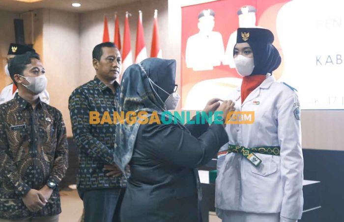 Wakil Bupati Gresik Kukuhkan Purna-Paskibraka 2021 Jadi Duta Pancasila