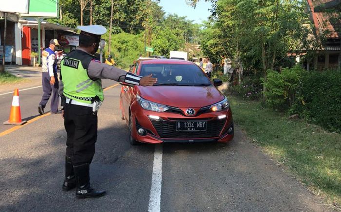 Masa Pengetatan Mudik, Kendaraan yang Melintas di Perbatasan Blitar-Malang 