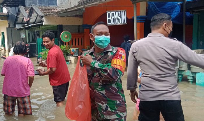 Driyorejo Banjir, Babinsa Koramil 0817/01 Bergerak Cepat Bagikan Nasi Bungkus untuk Warga