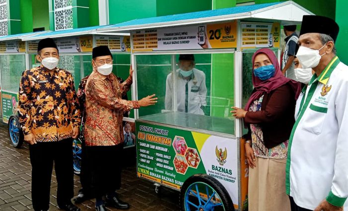 Bantu Pelaku UMKM Bangkit, Baznas Sumenep Serahkan 8 Bantuan Rombong