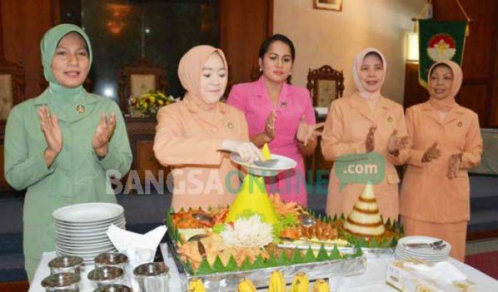 Puncak Peringatan HUT ke 16 Dharma Wanita Persatuan Tulungagung, Gelar Tumpengan