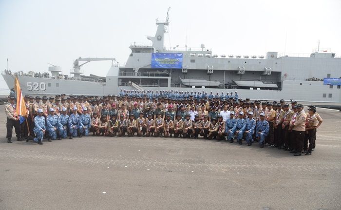 KRI Teluk Bintuni-520 Dukung Satgas Sail Moyo Tambora 2018