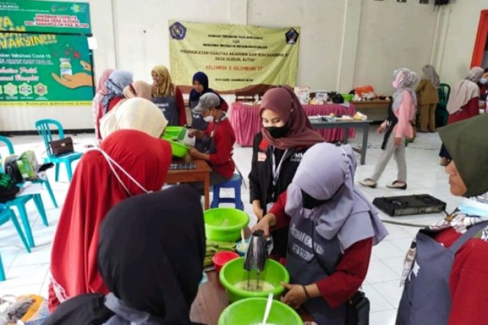 Berdayakan Warga Gledug, Tim PMM UMM Berikan Pendampingan Pembuatan Kue