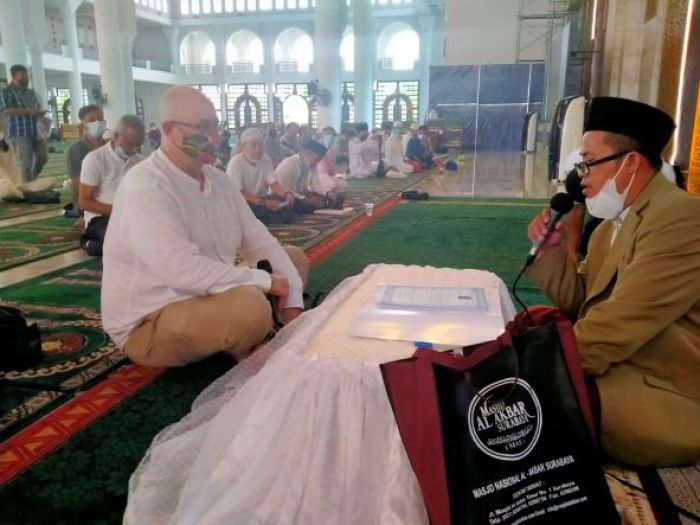 Bule Amerika Masuk Islam, Jemaah Masjid Al Akbar Ucapkan Selamat