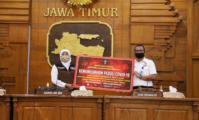 Menkumham Serahkan 1.000 Paket Sembako dan Alkes Buatan Napi ke Gubernur Jatim