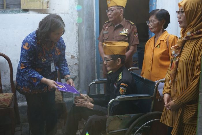 Peringati Hari Ibu 2023, Pj Wali Kota Kediri Kunjungi Perintis Kemerdekaan dan Istri