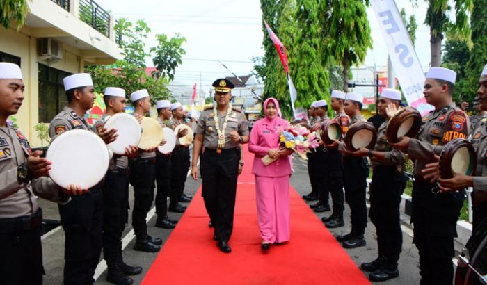 Jabat Kapolres Situbondo, AKBP Sugandi Disambut Atraksi Pedang Pora