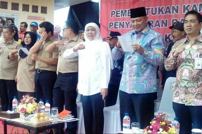 Kunjungan ke Malang, Mensos Salurkan Bantuan PKH Sekaligus Kukuhkan Pengurus Kampung Siaga Bencana