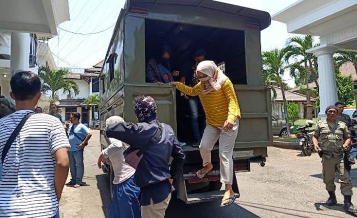 ​Satpol PP Tuban Ciduk 8 Pasangan Mesum di Kos, 1 Masih Pelajar SMK