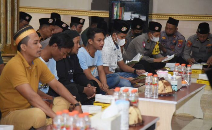 Peduli Tragedi Kanjuruhan, Polres Lamongan Gandeng TNI dan LA Mania Gelar Doa Bersama