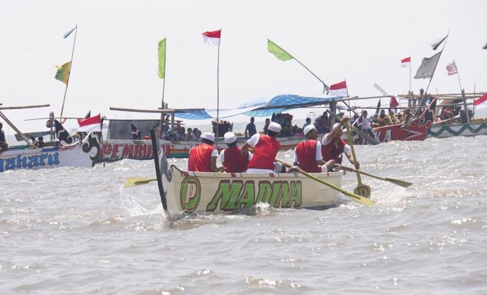 Lomba Balap Dayung Tradisi Nelayan Panggungrejo Peringati Hari Kemerdekaan RI