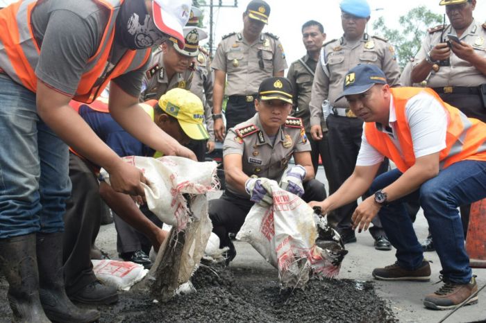 Tinjau Gereja di Sedati, Kapolres Sidoarjo Spontan Turun Bantu Benahi Jalan di Gedangan