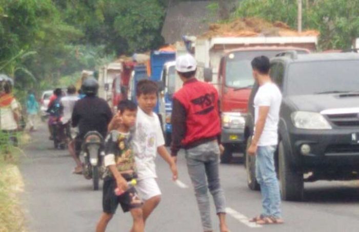 Jalan Rusak, Warga Desa Sumberglagah Hadang Truk Muat Sirtu