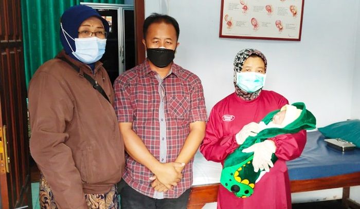 Bayi Cantik Dibungkus Daun Pisang Ditemukan di Kebun Blitar, Langsung Diadopsi Warga Kota