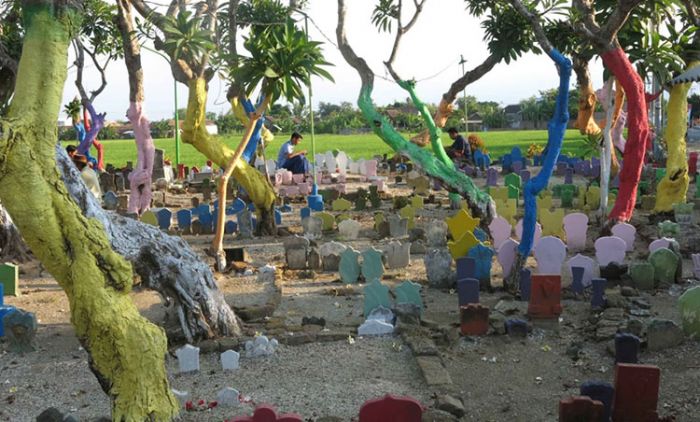 ​Unik, Makam di Sidoarjo Ini Dicat Warna-warni