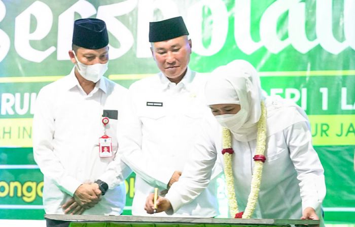 Gubernur Khofifah Resmikan Masjid Nurul Hakam SMKN 1 Lamongan, Harap Bisa Perkuat Pembangunan Akhlak