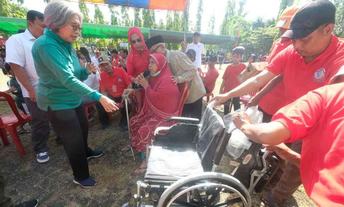 Sambil Berikan Kursi Roda, Indah Kurnia Minta Warga Waspadai Investasi Bodong