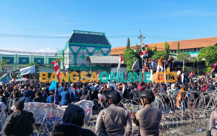 Demo Mahasiswa di Surabaya, Polisi Dilempari Botol