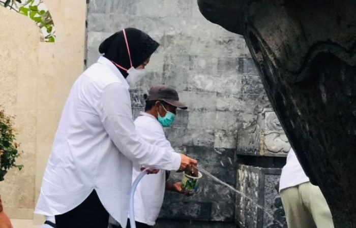 Ziarah ke Makam Bung Karno, Mensos Risma Bersihkan Gapura