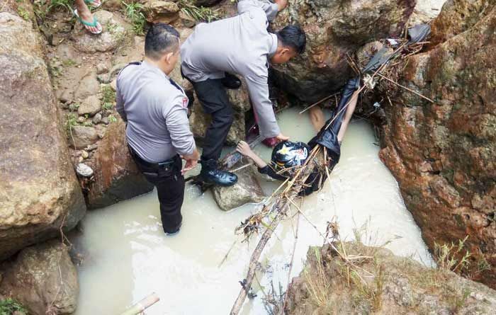 Seberangi Jembatan Saat Air Sungai Meluap, Warga Wonotirto Hanyut di bawah Jembatan