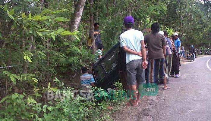 Sopir Sambil Main HP, Isuzu Panther di Sumenep Terguling