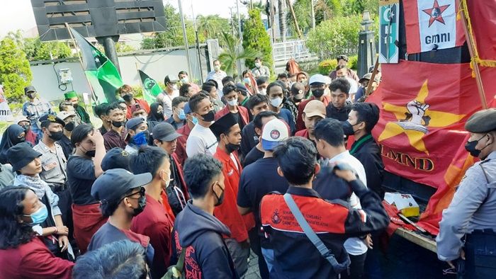 Aksi Saling Dorong Warnai Demo Mahasiswa di Kantor DPRD Tuban