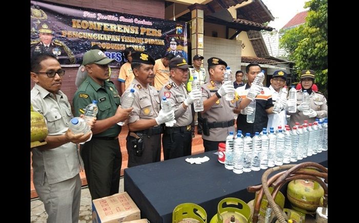 Tak Bosan Berantas Miras, Polres Tuban Gerebek Dua Warga Semanding