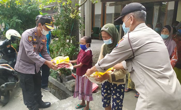 Jumat Berkah, Polisi di Jombang Berikan Bantuan kepada Warga Kurang Mampu dan Lansia di Masa Pandemi