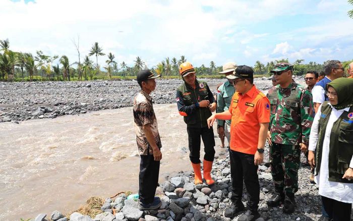 Pj Gubernur Jatim Tinjau Dampak Banjir Lahar Dingin di Lumajang