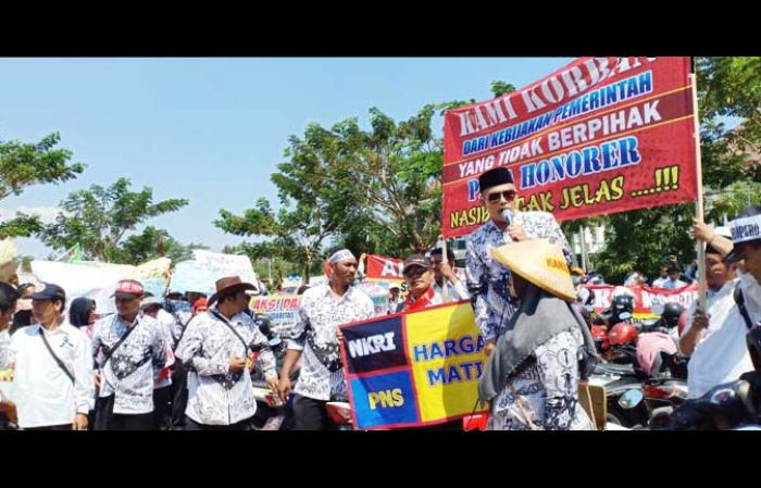 Darurat Tenaga Pendidik, Ribuan Guru Honorer di Blitar Unjuk Rasa