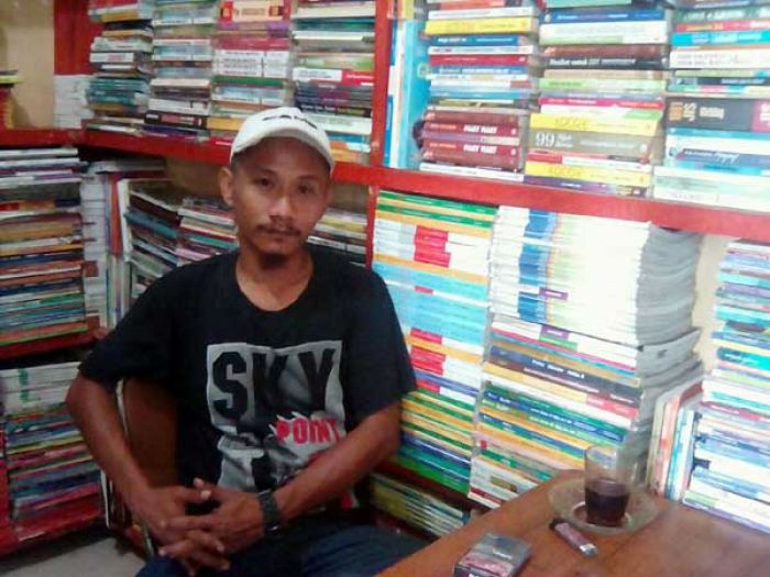 Unik, Jualan Buku Bekas Sampai Dini Hari