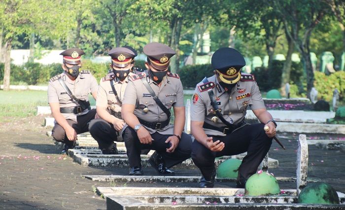 Peringati HUT Bhayangkara, Polres Ngawi Ziarah ke TMP dan Senior Polri