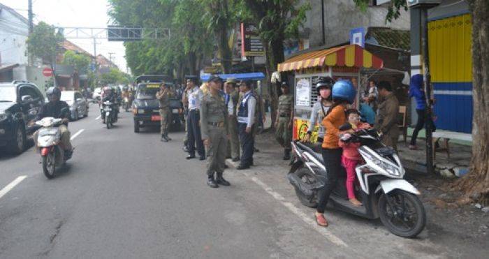 Dishub dan Satpol PP Lumajang Tertibkan PKL dan Parkir Liar