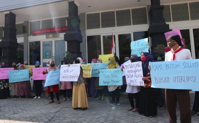 Tuntut Sekolah Tatap Muka, Puluhan Wali Murid Demo Disdikbud Jombang