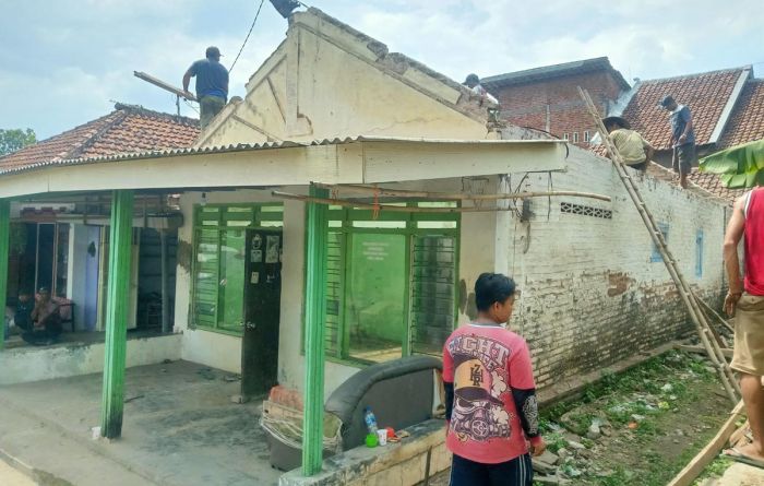 Dana Minim, Warga Bulusari Pasuruan Gotong Royong Wujudkan Rehab Rumah Gakin