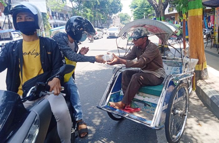 ​Jurnalis Center Pamekasan Gandeng PSBB Beri Edukasi Prokes dan Bagikan Nasi Kotak ke Abang Becak