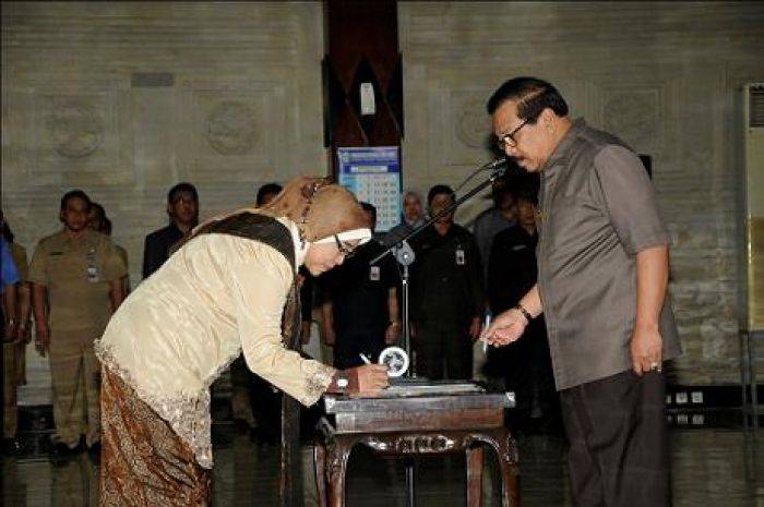 Lantik Anggota KI, Gubernur Tantang Bongkar SKPD Tertutup